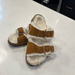 Kids suede fuzzy Birkenstocks. Size 33.